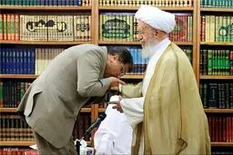 عکس/ بوسه علی جنتی بر دست آیت‌الله مکارم شیرازی