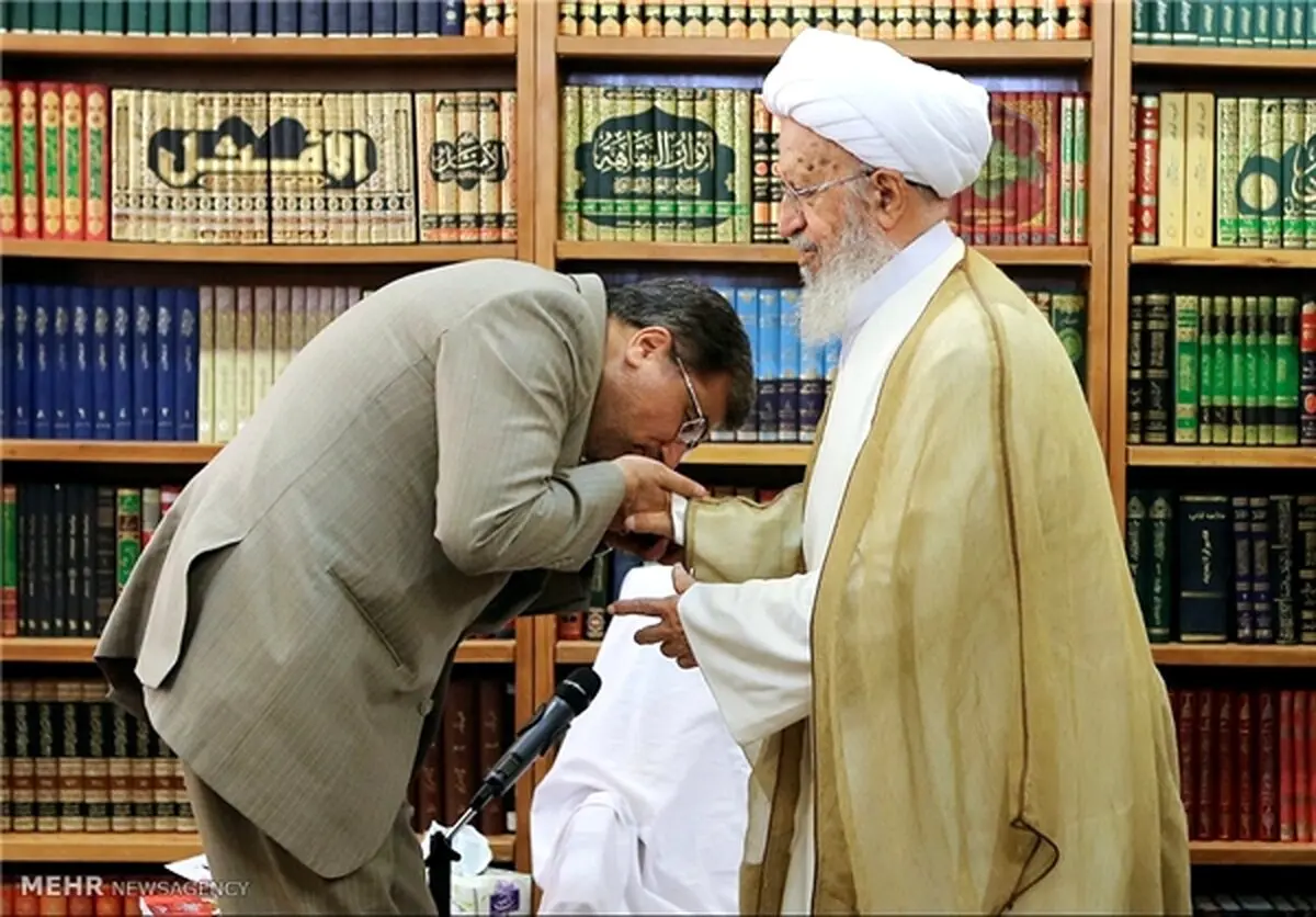 عکس/ بوسه علی جنتی بر دست آیت‌الله مکارم شیرازی