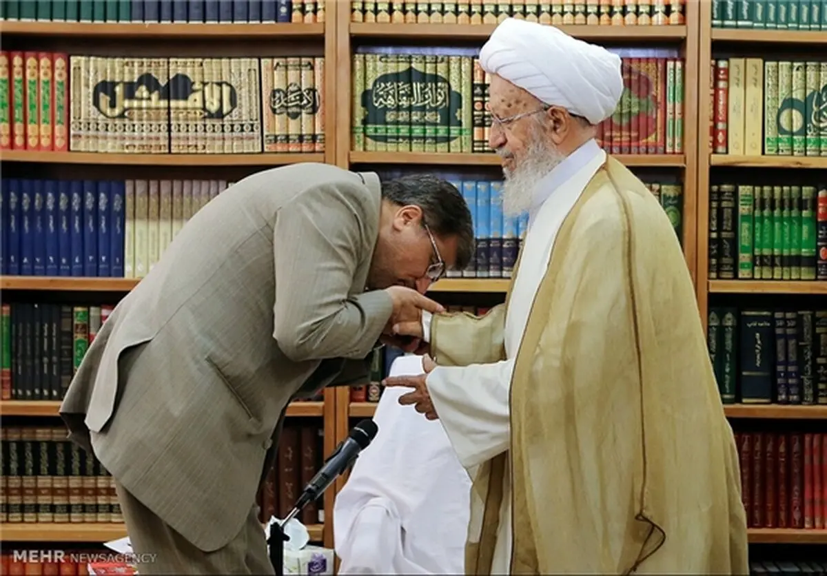 عکس/ بوسه علی جنتی بر دست آیت‌الله مکارم شیرازی