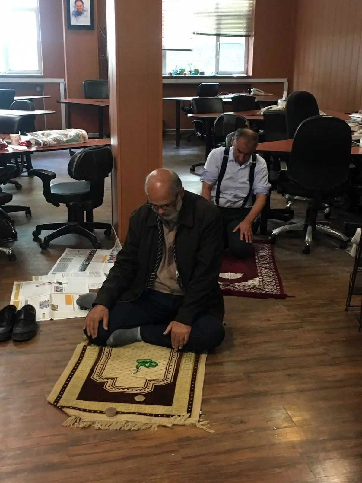 نماز جماعت ۲ نفره زیباکلام و حسین الله‌کرم/ عکس