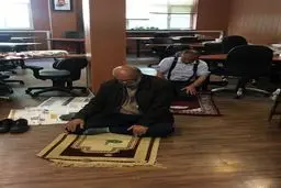 نماز جماعت ۲ نفره زیباکلام و حسین الله‌کرم/ عکس