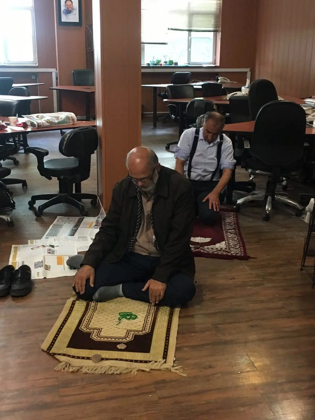 نماز جماعت ۲ نفره زیباکلام و حسین الله‌کرم/ عکس
