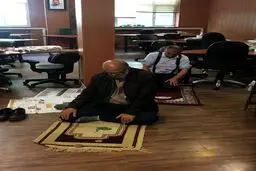 نماز جماعت ۲ نفره زیباکلام و حسین الله‌کرم/ عکس