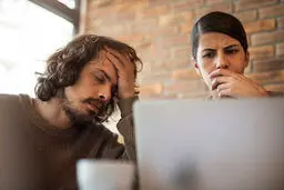 بعد از دعوا با همسرتان هرگز این کار‌ها را نکنید + 12 راهکار طلایی