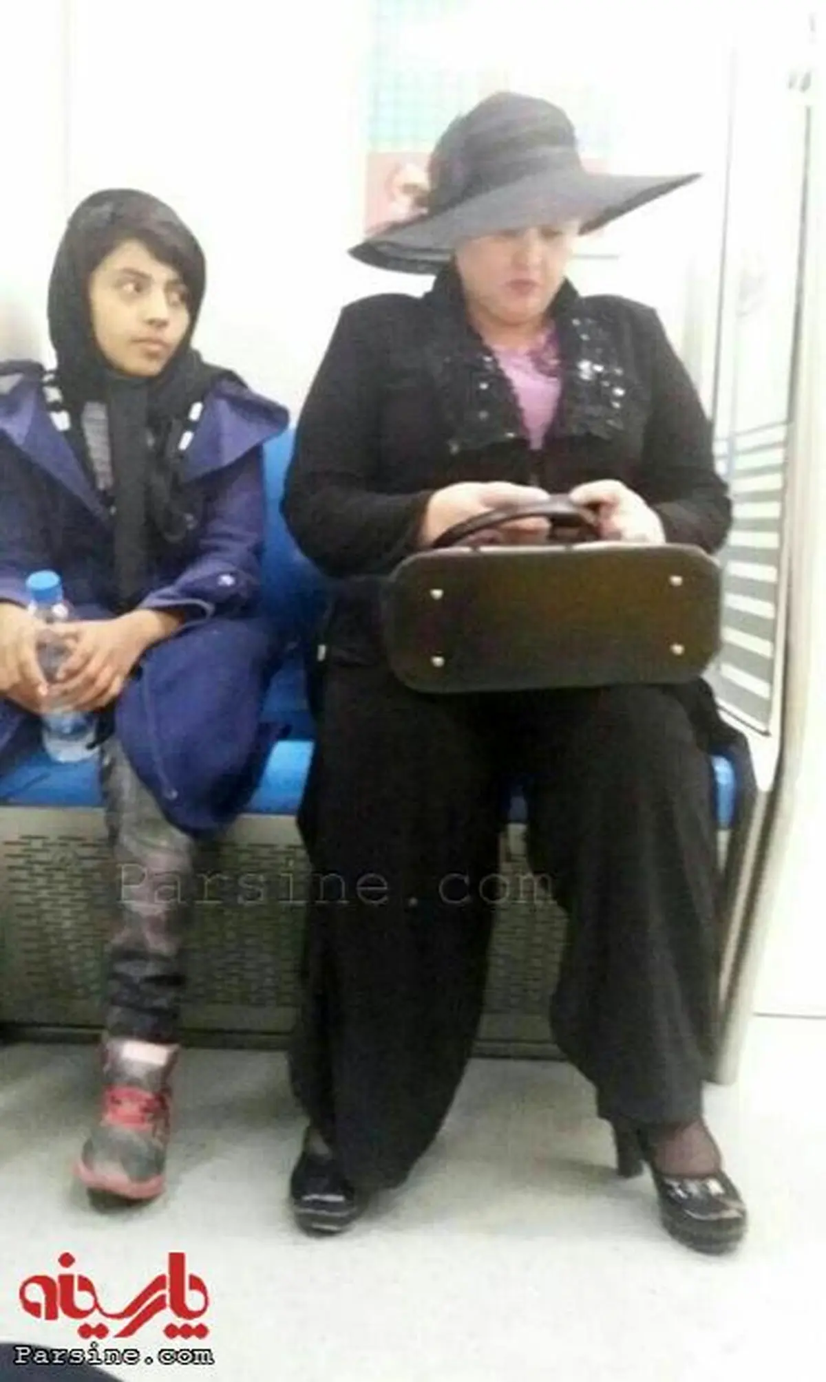 پوشش عجیب یک خانم در مترو