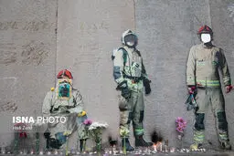 ادای احترام به شهدای آتش‌نشان پای دیوار پلاسکو/تصاویر