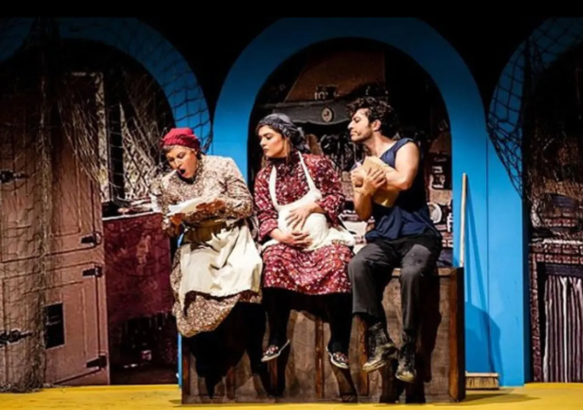 دنیا مدنی، رویا تیموریان و اشکان خطیبی در نمایی از تئاتر پستچی پابلو نرودا