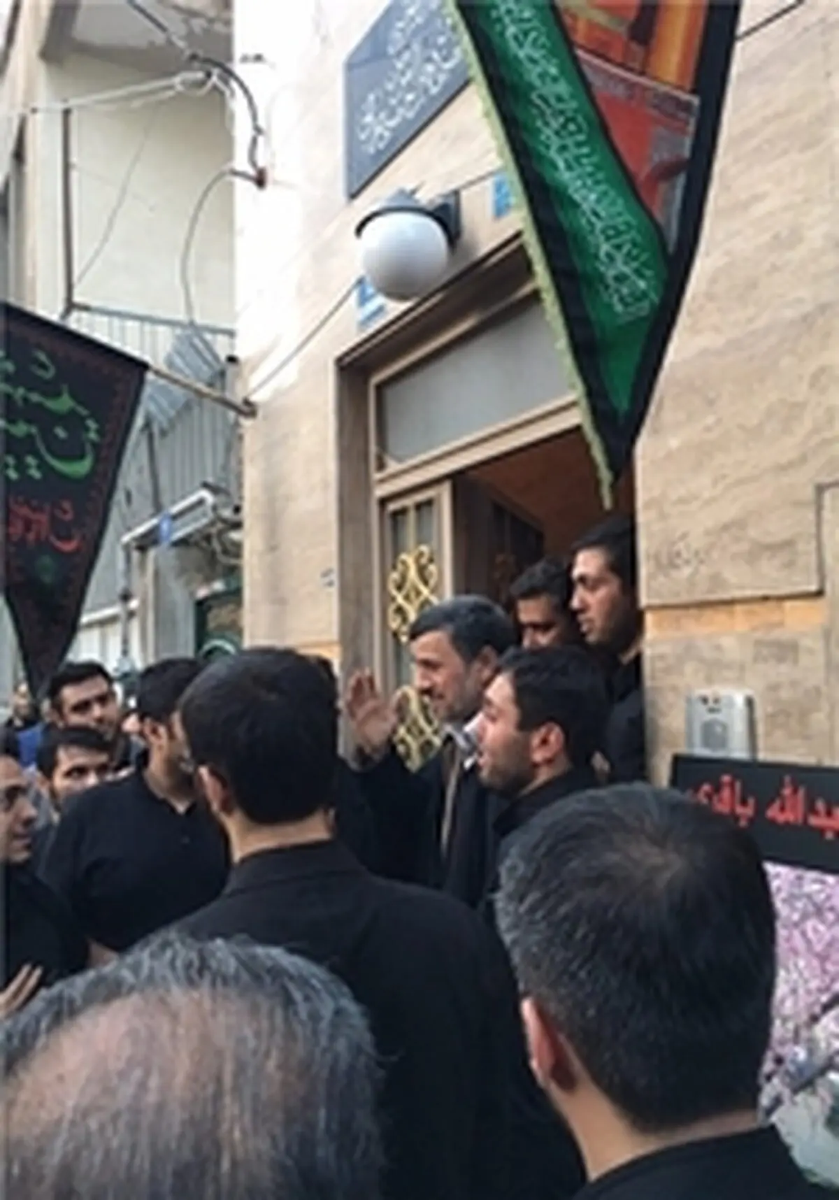 تصاویر حضور احمدی‌نژاد در منزل شهید مدافع حرم