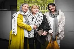 پانته آ پناهى در كنار ليلا حاتمى و مادرش/عکس