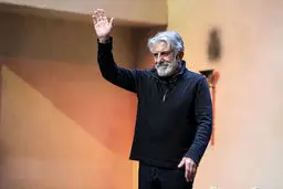 تصاویر / رضا کیانیان با ظاهر جدید در جمع هنرمندان سینما و تئاتر