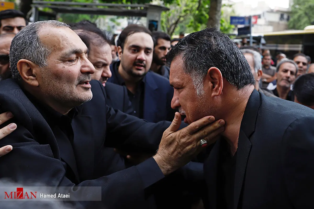 عکس: علی دایی در مراسم تشییع پیکر مادر شهیدان طهرانی مقدم