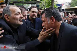 عکس: علی دایی در مراسم تشییع پیکر مادر شهیدان طهرانی مقدم