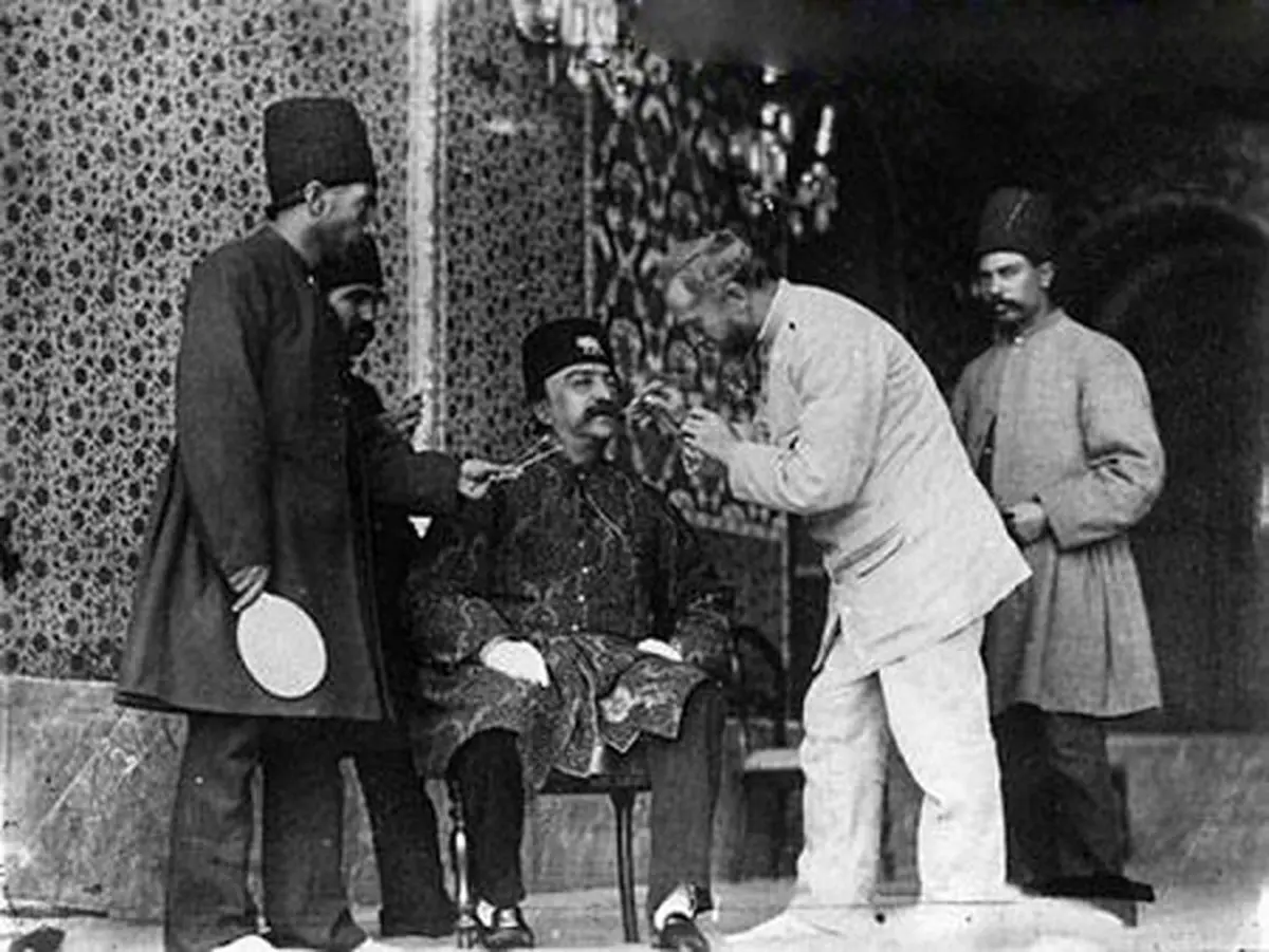 ژست متفاوت از ناصرالدین شاه/ عکس