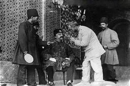 ژست متفاوت از ناصرالدین شاه/ عکس