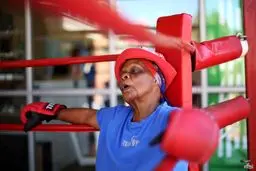 پیرزن 79 ساله در باشگاه مشت‌زنی/عکس