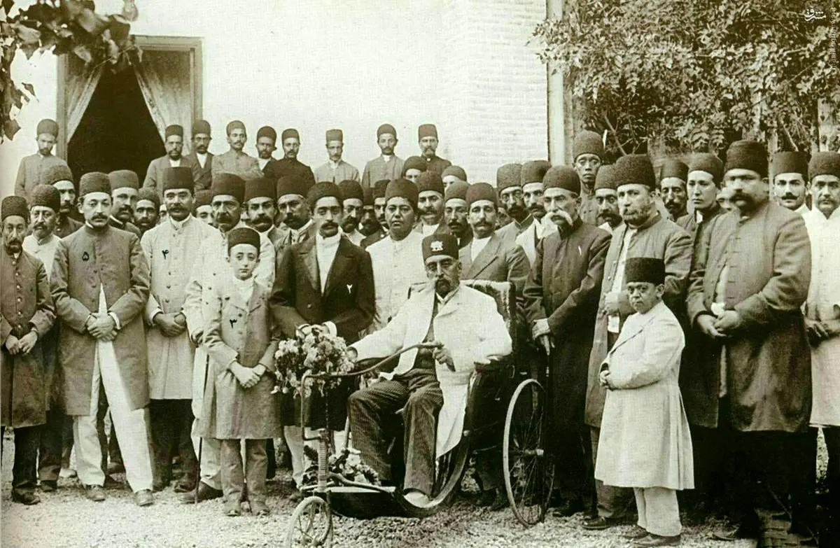 مظفر الدین شاه سوار بر سه چرخه