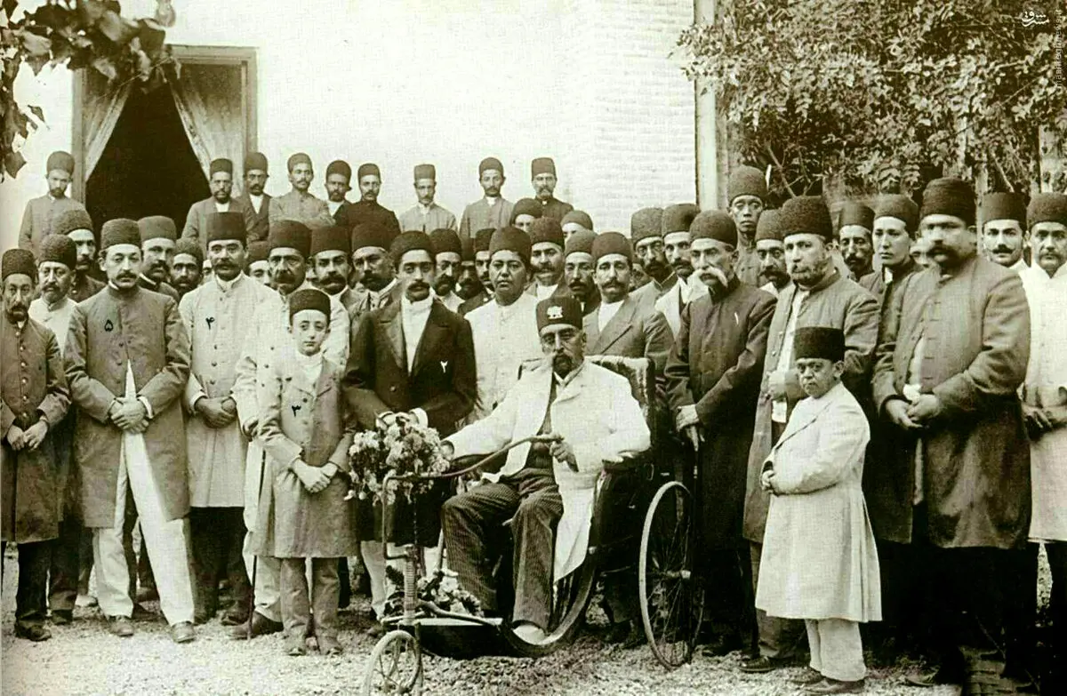 مظفر الدین شاه سوار بر سه چرخه