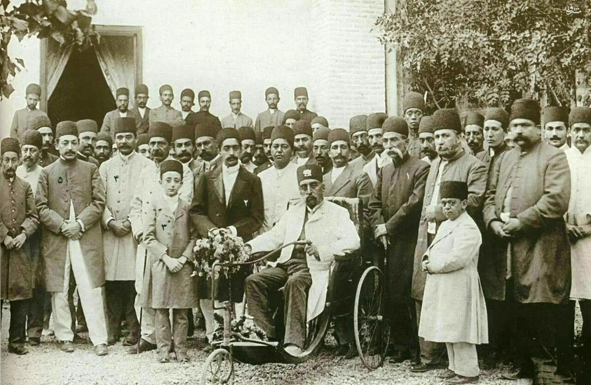 مظفر الدین شاه سوار بر سه چرخه