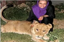 بازیگر زن سینما و نوازش شیر/ عکس