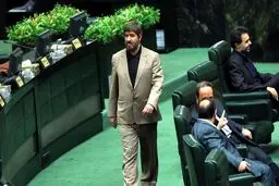علی مطهری در گفتگو با «نامه نیوز»؛ معتدلین اصولگرا و اصلاح طلب می توانند با هم همکاری بیشتری داشته باشند /لاریجانی، ناطق و عارف گزینه های مناسبی برای مذاکره بین دو جریان هستند /تندروهای اصولگرا نگاه بدی به اصلاح طلبان دارند