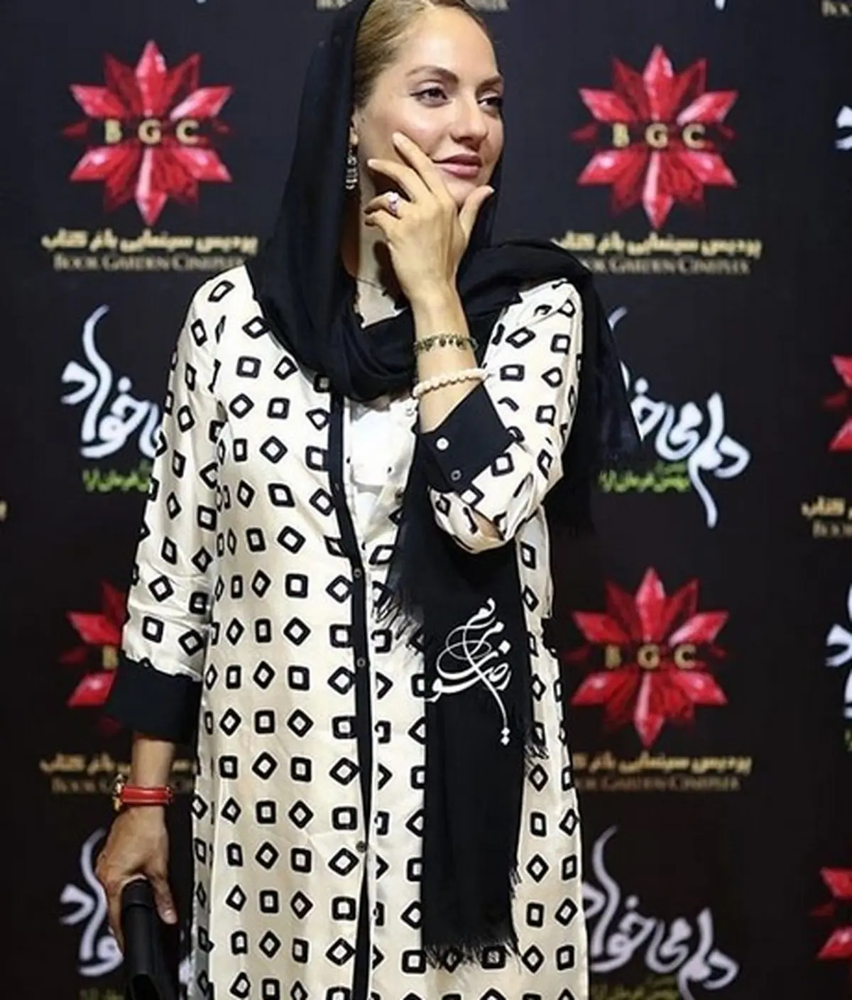 تیپ و ژست خاص مهناز افشار در یک دورهمی/عکس