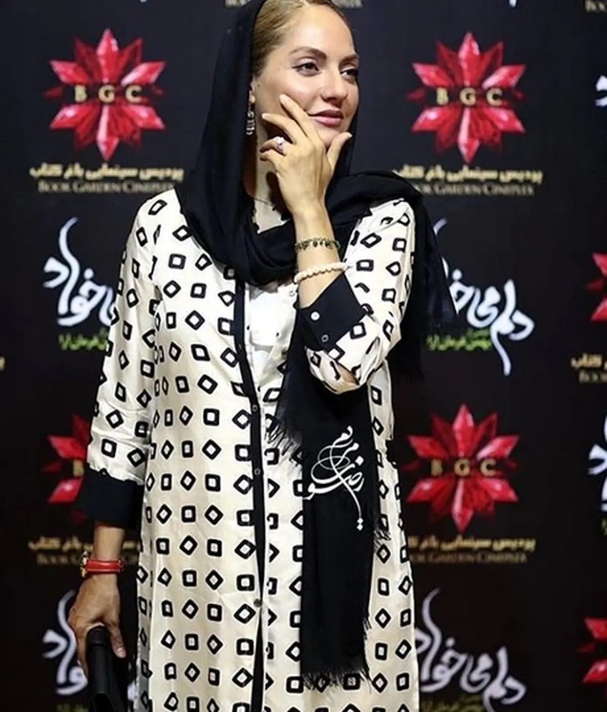 تیپ و ژست خاص مهناز افشار در یک دورهمی/عکس