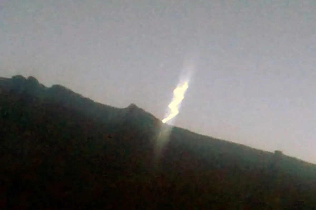 شی نورانی در آسمان دماوند و بومهن مشاهده شد+عکس