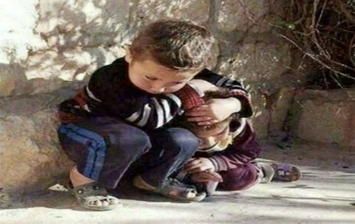 محافظت پسربچه از خواهر کوچکترش /عکس