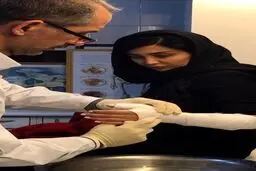 چهره مریم معصومی پس از شکستن دستش و درحال گچ گرفتن آن!