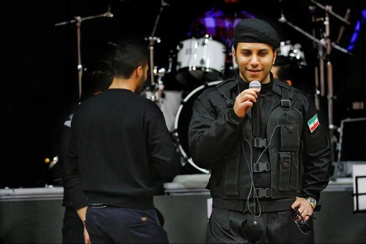 لباس عجیب خواننده در کنسرت پر زرق و برقش+تصاویر