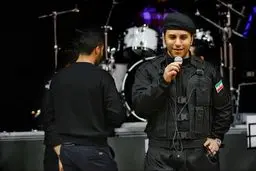 لباس عجیب خواننده در کنسرت پر زرق و برقش+تصاویر