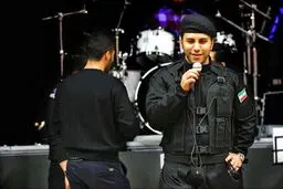 لباس عجیب خواننده در کنسرت پر زرق و برقش+تصاویر