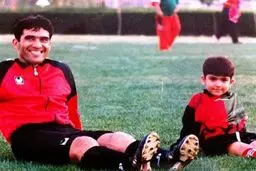 عکسی زیر خاکی از احمدرضا عابدزاده و پسرش امیر