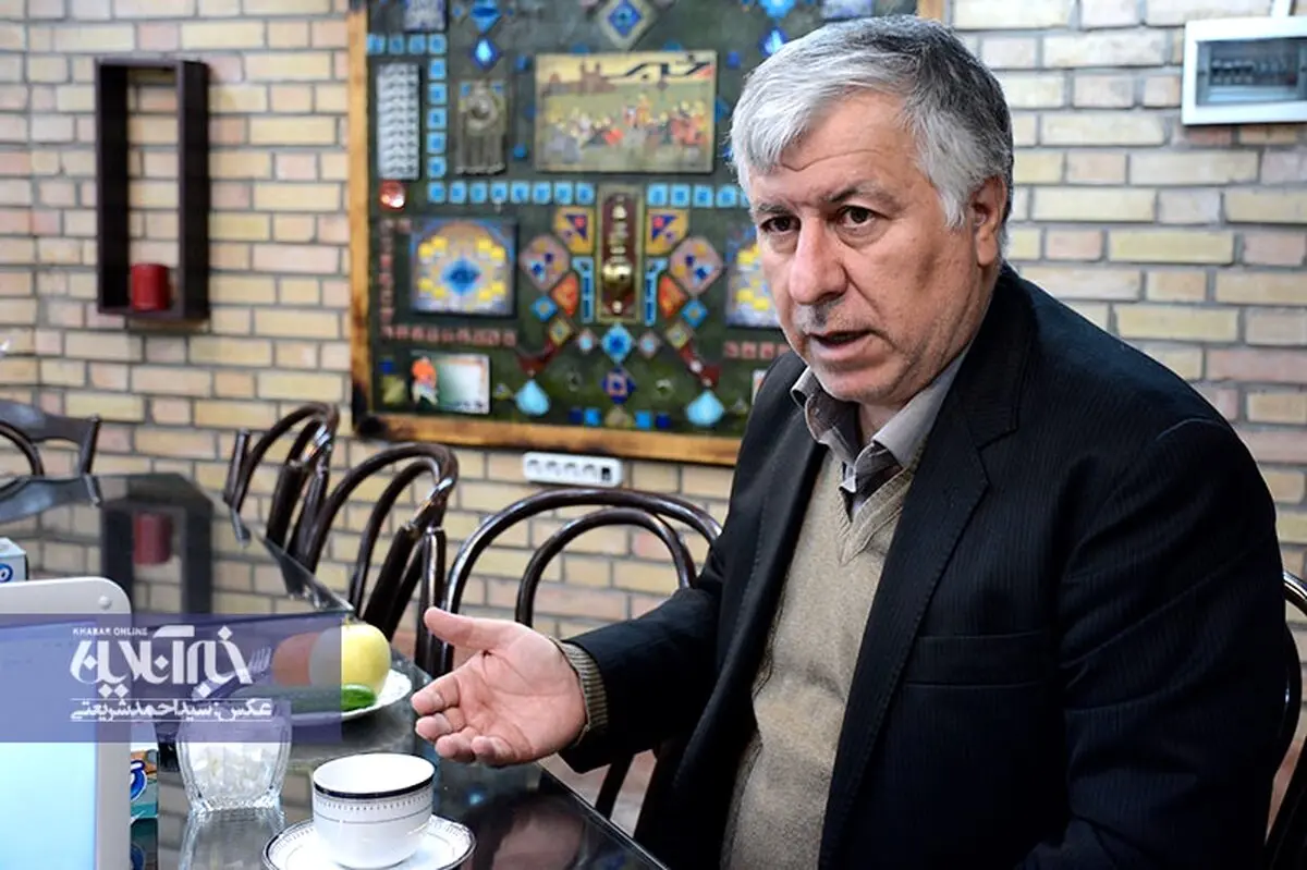 رفتارهای احمدی‎نژاد در مجمع تشخیص به روایت یک شاهد عینی /برخی اصولگرایی را مصادره کردند /در مجلس هشتم برخی گفتند احمدی نژاد با ولایت مشکل دارد  /ماجرای یک گلایه آیت الله هاشمی /احمدی نژاد می خواهد سطح تقابلات در نظام را بالاتر بکشاند /مسئولان درباره سیاست