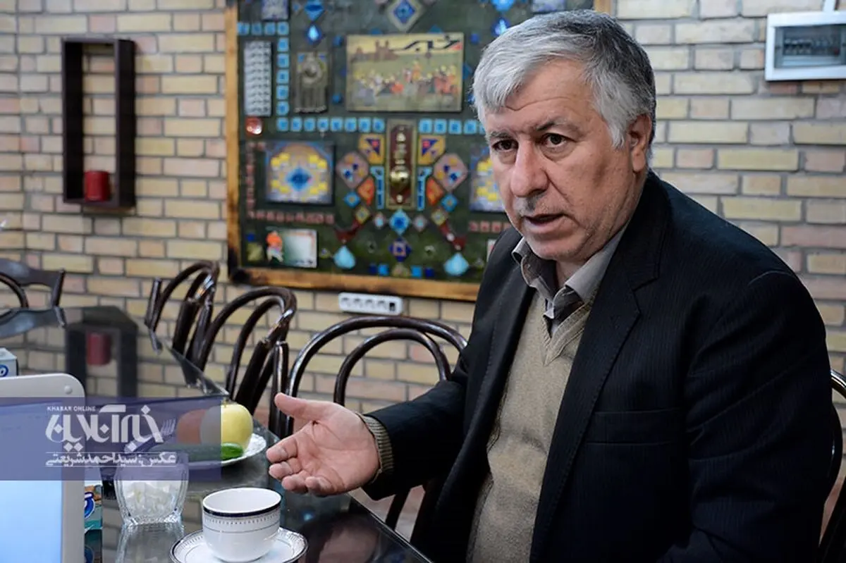 رفتارهای احمدی‎نژاد در مجمع تشخیص به روایت یک شاهد عینی /برخی اصولگرایی را مصادره کردند /در مجلس هشتم برخی گفتند احمدی نژاد با ولایت مشکل دارد  /ماجرای یک گلایه آیت الله هاشمی /احمدی نژاد می خواهد سطح تقابلات در نظام را بالاتر بکشاند /مسئولان درباره سیاست