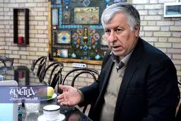 رفتارهای احمدی‎نژاد در مجمع تشخیص به روایت یک شاهد عینی /برخی اصولگرایی را مصادره کردند /در مجلس هشتم برخی گفتند احمدی نژاد با ولایت مشکل دارد  /ماجرای یک گلایه آیت الله هاشمی /احمدی نژاد می خواهد سطح تقابلات در نظام را بالاتر بکشاند /مسئولان درباره سیاست