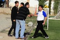 حضور بازيگر استقلالی در تمرين آبی‌ها و برخورد گرم با قلعه‌نويي+عكس