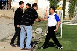 حضور بازيگر استقلالی در تمرين آبی‌ها و برخورد گرم با قلعه‌نويي+عكس