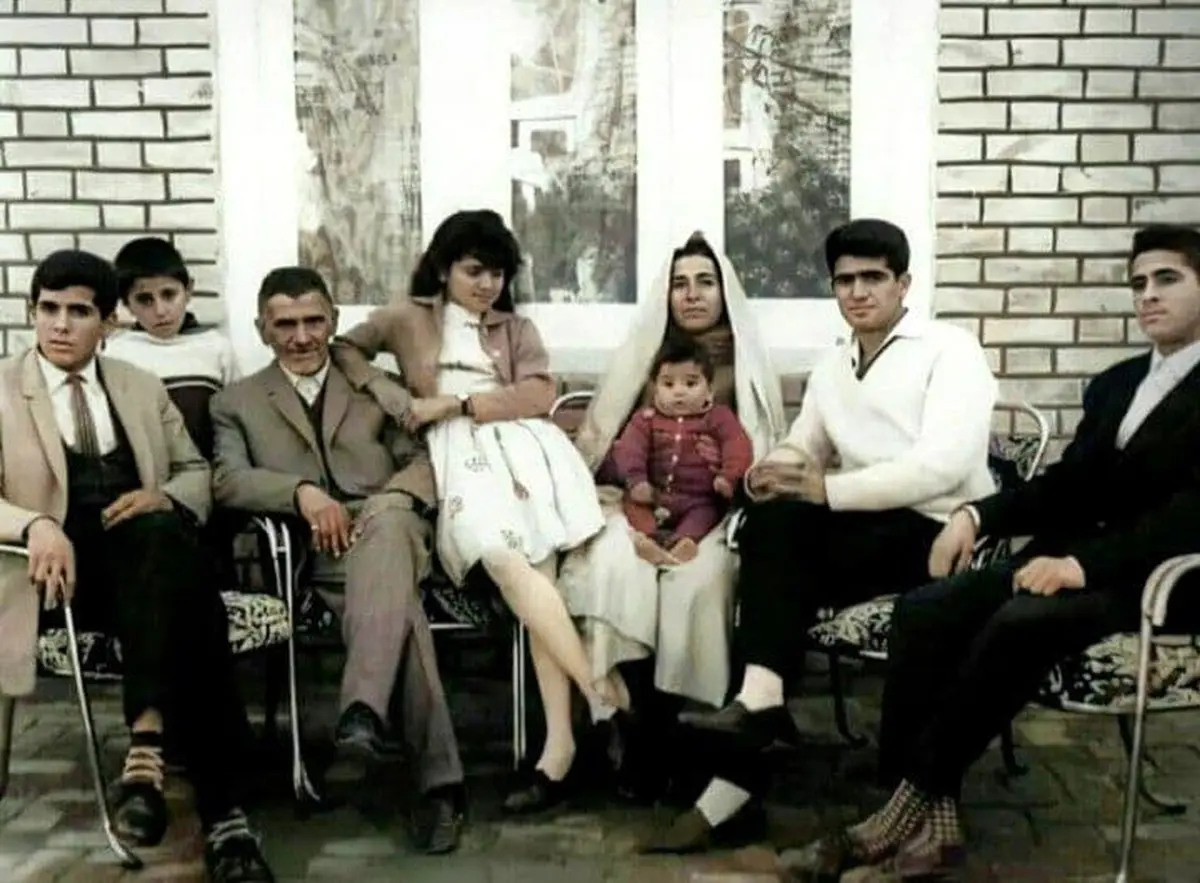 عکس قدیمی و دیده نشده از شجریان به همراه خانواده