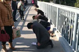 تنبیه کارکنان به سبک چینی!/عکس