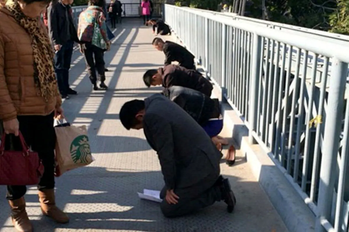 تنبیه کارکنان به سبک چینی!/عکس