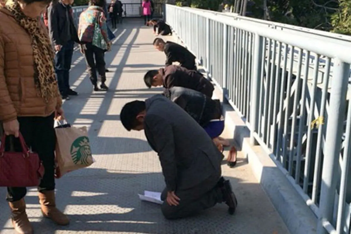 تنبیه کارکنان به سبک چینی!/عکس