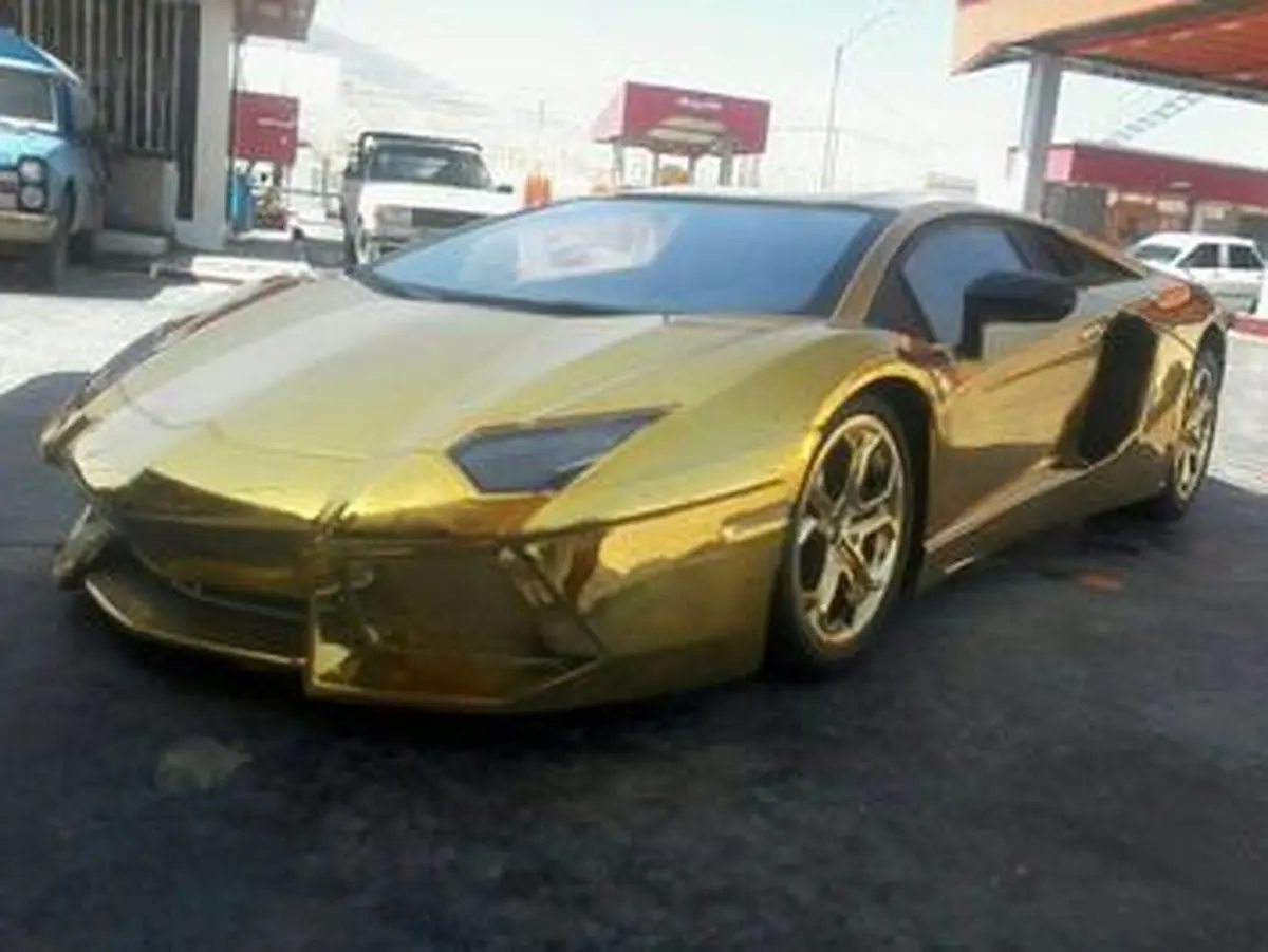 خودروی لوکس 10 میلیاردی در یکی از پمپ بنزین های کشور/تصاویر