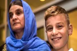 بازگشت پسر ۱۲ساله به خانواده بعد از ۳سال اسارت در دست داعش/تصاویر