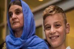 بازگشت پسر ۱۲ساله به خانواده بعد از ۳سال اسارت در دست داعش/تصاویر