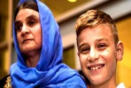 بازگشت پسر ۱۲ساله به خانواده بعد از ۳سال اسارت در دست داعش/تصاویر
