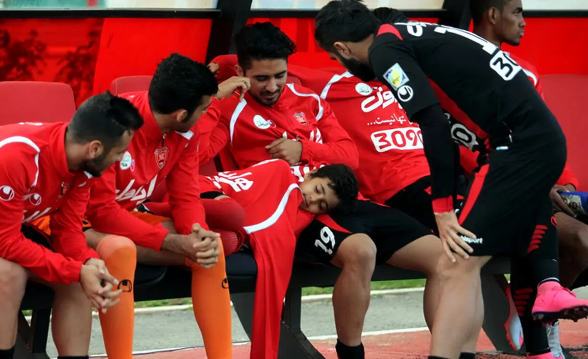 خواب هانی نوروزی روی نیمکت پرسپولیس/عکس