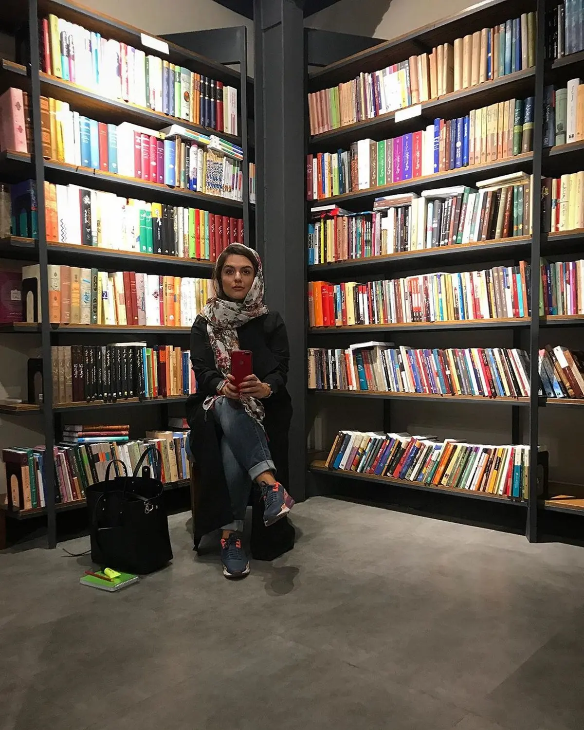 سلفی دنیا مدنی در کتابخانه با استایلی متفاوت