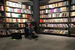 سلفی دنیا مدنی در کتابخانه با استایلی متفاوت