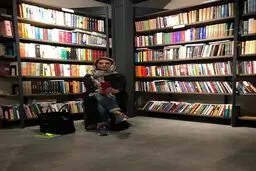 سلفی دنیا مدنی در کتابخانه با استایلی متفاوت